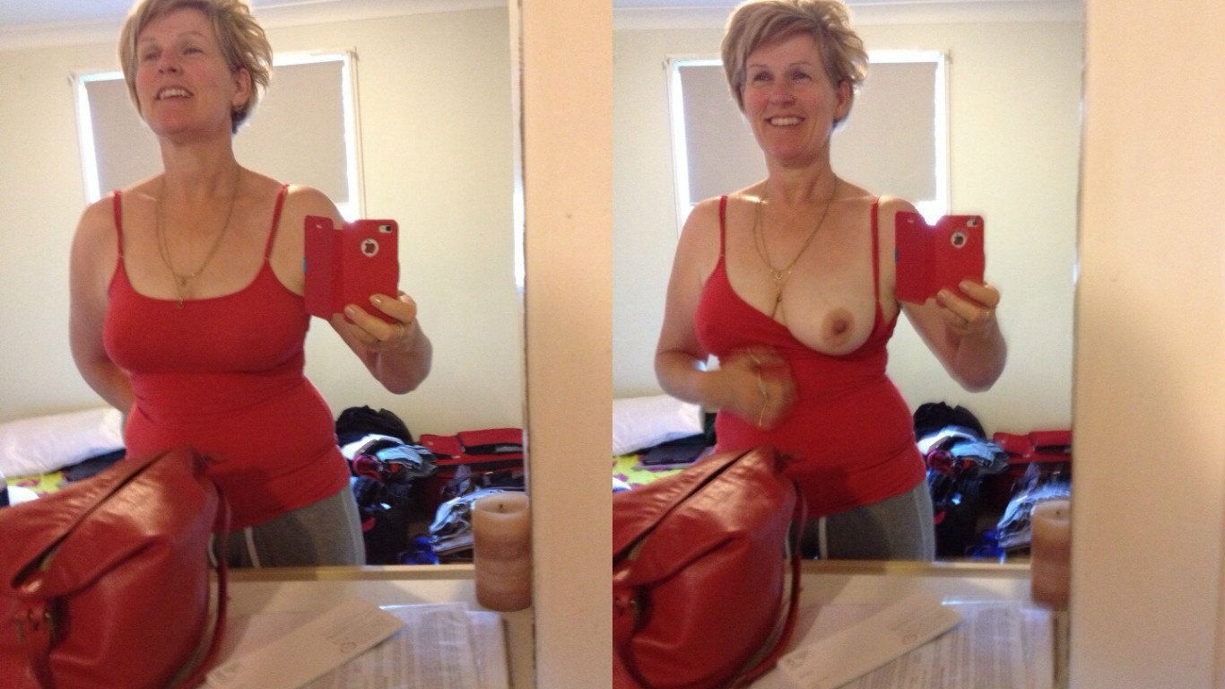 36S Aussie wife Sheri poses for selfies #UPXm1lPa