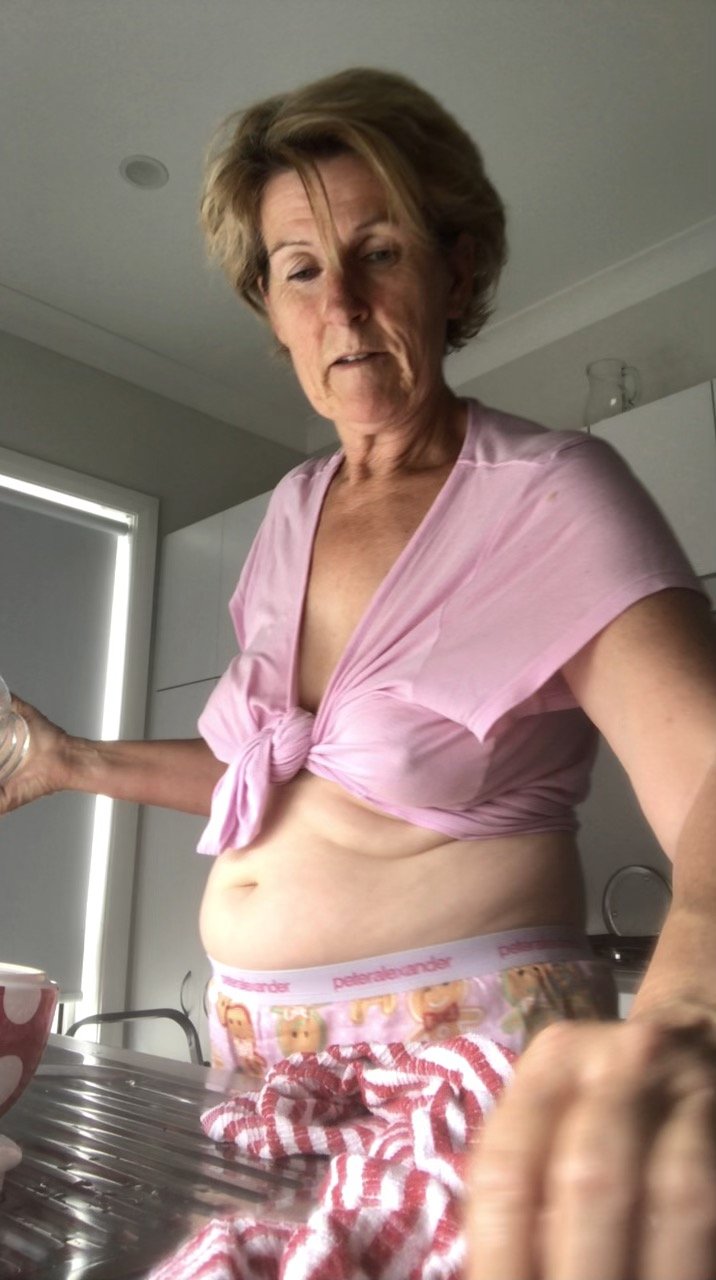 36S Aussie wife Sheri poses for selfies #eEUvBYku