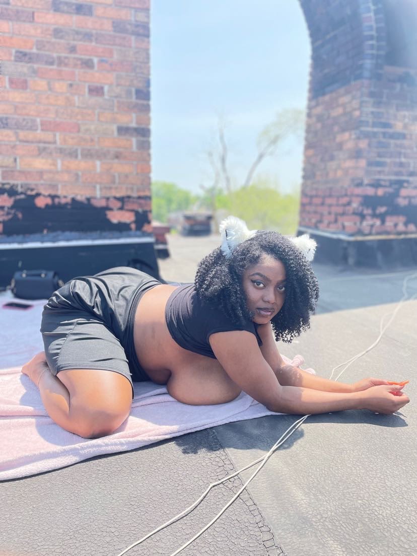 Massive breast on this short ebony #PlIe9IHF