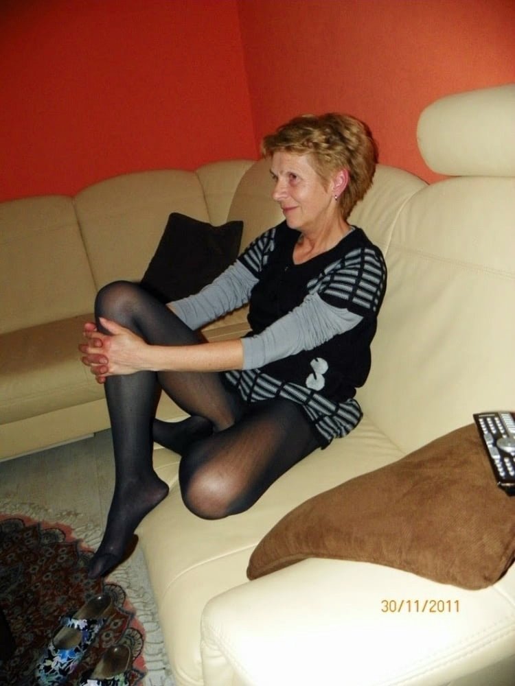 MILF teases in pantyhose #wvPgrWbM